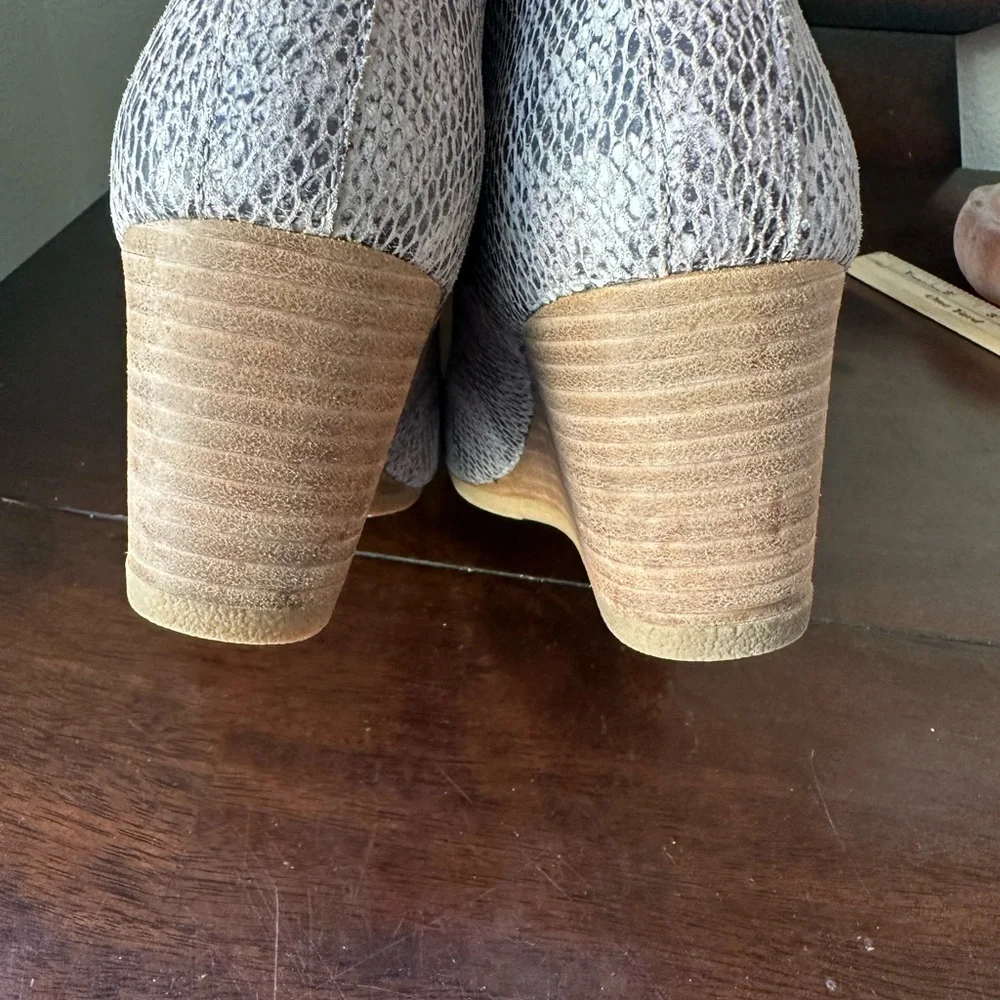 Toms Snake-Texture Light Gray Chelsea Booties